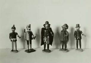 Fünf Räuchermänner in überlieferten Formen: Mausefallenhändler, Mossmann, etc.