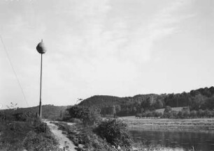 Weißer Korbball am Elbufer bei Meißen