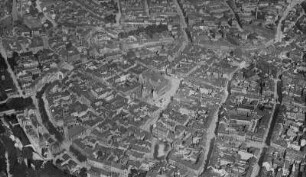 Chemnitz. Stadtzentrum mit Rathaus und Jakobikirche. Luftbild-Schrägaufnahme von Südwest