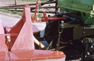Fotografie: Antriebs- und Anbausystem, Dreipunktaufhängung, Weiste- Dreieck, Oberlenker, Frontanbau, Trommelmähwerk