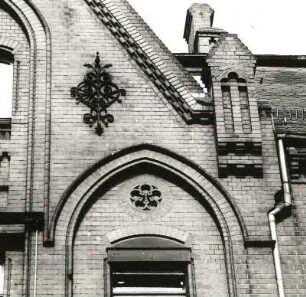 Cottbus, Ewald-Haase-Straße 12. Villa der Tuchfabrik Grovermann (Kindergarten) (wohl 1912). Teilansicht des Mittelrisalites an der Gartenseite mit Maueranker