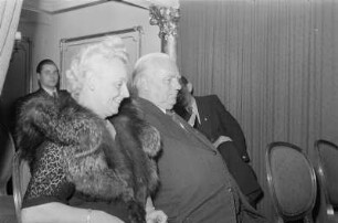 Wilhelm Pieck mit seiner Tochter Elly Winter in der Komischen Oper Berlin : Wilhelm Pieck mit seiner Tochter Elly Winter