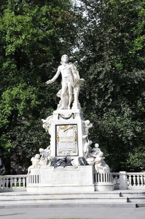 Mozart : Blick auf das Mozart-Denkmal im Wiener Burggarten
