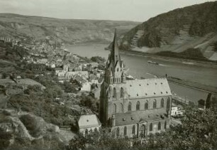 Oberwesel. Blick von Schloss Schönburg auf die Stadt mit der Stiftskirche Unserer lieben Frau