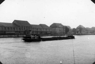 Frachtschiff im Osthafen