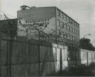 Die Mauer an der Sektorengrenze zwischen Neukölln und Treptow