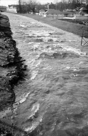 Freiburg: Hochwasser der Dreisam von der Kronenbrücke