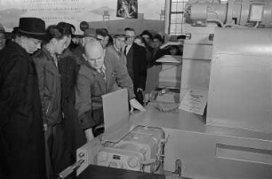 Deutsche Aussteller aus dem Bereich Maschinenbau, Messestand des VEB Lokomotivbau Elektrotechnische Werke, Schweißgerät