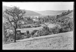 Blick aus Richtung Mühlensteige auf Sportplatz an der Tauber, alte Festhalle, Eisenbahnbrücke, Stiftskirche