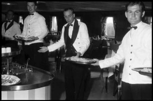 Grossenbrode: Kellner bauen Buffet [auf der Fähre] auf