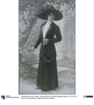 Frau in Bluse, Jacke und Rock von Ernest Raudnitz