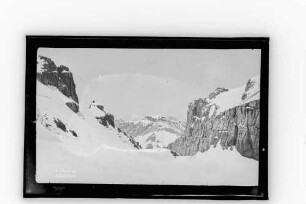 Exkursion ins Berner Oberland: Blick von oben auf die angrenzende Gebirgslandschaft