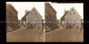 Passanten auf der Straße in Schellenberg