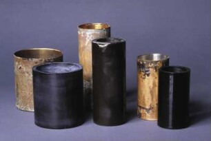 Eine Auswahl von Phonographen-Walzen unterschiedlichen Materials und unterschiedlicher Größen.