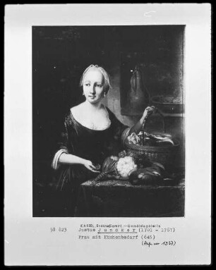 Frau mit Küchenbedarf