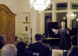 Soiree "Bertrand Roth und sein Dresdener-Musiksalon", die am 11. Januar 2004 in Roths schweizerischem Geburtsort Degersheim (Kanton St. Gallen) Premiere hatte; Dr. Thomas Bürger spricht