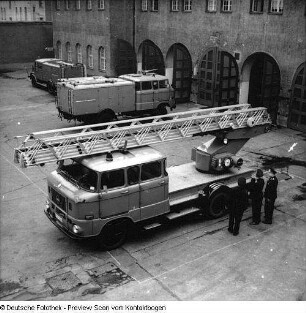 Dresden-Neustadt. Feuerwache mit Feuerwehrautos im Hof