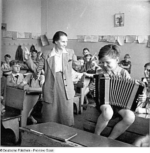 Berlin-Wilmersdorf. 3. Schule. Schulklasse (Knaben) während des Musik-Unterrichts