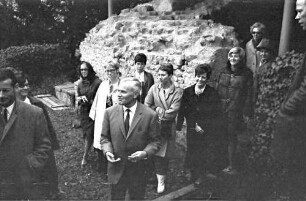 Badenweiler: Gruppe an der römischen Quelle