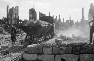 Entrümmerung der Innenstadt. Ansicht mit Trümmerbahn