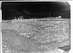 Staustufe Gerlachshausen-Volkach, Umgehungskanal. Montage des Lehrgerüstes der Straßenbrücke bei Kanal-km 5,7. Im Hintergrund Baustelleneinrichtung der Firma Grün & Bilfinger.
