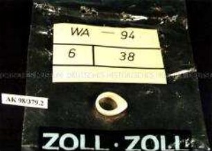 Ring aus Elfenbein, vom Zoll beschlagnahmt, in Zoll-Kunststofftüte