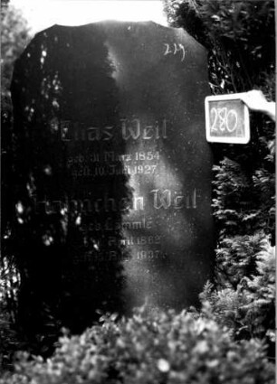 Grabstein 280 (Index: 100109555) Material: Granit Zustand: gut Maße HxBxT: 176x75x20 cm Beschreibung: Stele mit unscharften Konturen Besonderheit: Doppelgrab: Grabstein 280