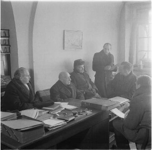 Berlin. Berliner Museen im Wiederaufbau. Beratung mit dem Direktor der Nationalgalerie Ludwig Justi (2. von links)
