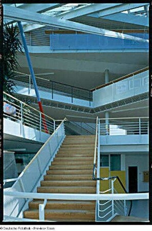 Dresden-Altstadt, Pillnitzer Straße 39. St. Benno-Gymnasium (1994-1996, G. Behnisch). Treppe in das 1. Obergeschoss