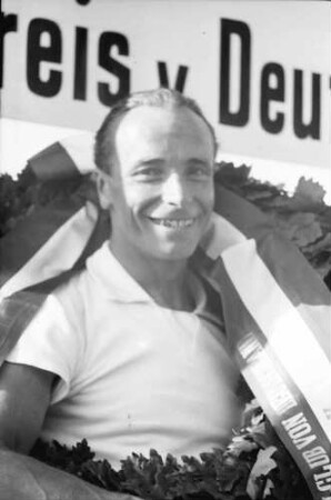Nürburgring: Edgar Barth; Sieger der Grand-Tourisme Klasse; Porsche; mit Kranz; groß