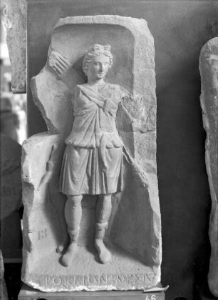 Römischer Weihestein mit Relief der Diana