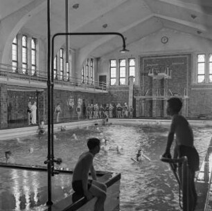 Sprungturm im Schwimmbad