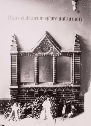 Denkmal für die Gefallenen des 1. Weltkrieges : Denkmal für die Gefallenen des 1. Weltkrieges. Klinker, weiß verfugt, Stein, Metall (nach 1918). Bad Doberan, Gymnasium Friderico-Francisceum