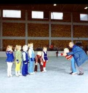 Ausbildung von Kindern im Eiskunstlauf in der Dynamo-Sporthalle in Berlin-Weißensee