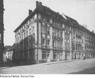 Bautzen, Hauptmarkt 8. Wohnhaus mit Läden (um 1720). Eckansicht