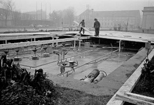 Trockenlegung der Wasserspiele am Festplatz und Abdeckung für den Winter.
