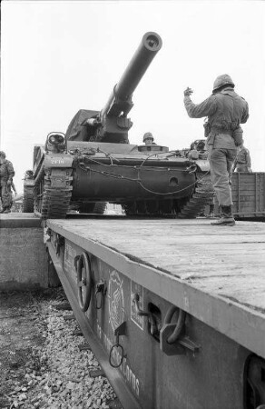 Verladung von 30 Kettenfahrzeugen in der amerikanischen Kaserne in Neureut für das Nato-Manöver "Car Crew II".