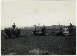 Schlepper mit Mähmaschinen