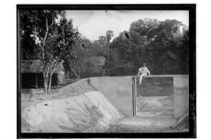 Kurt Beyer auf einem neuen Absperrwerk in Phetchaburi : Phetchaburi. Dr. Kurt Beyer auf einem neu erbauten Absperrwerk sitzend, 1910