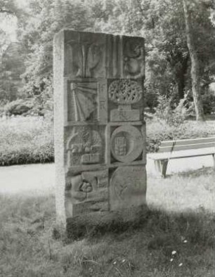Stele mit Relieffeldern der Teilnehmer am II. Internationalen Bildhauersymposium