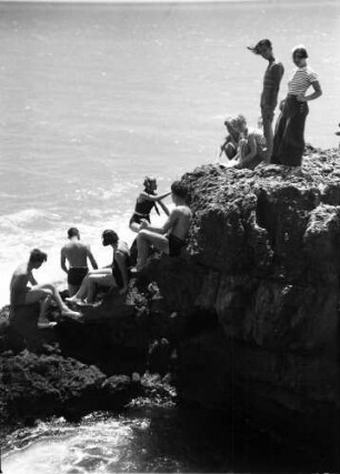 Tarragona [Spanien]: Gruppe auf Felsen, hoch