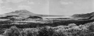 Mount Hanang : Blick auf den Vulkan Mount Hanang. In der Bildmitte der Lake Balangida. Rechts Abhänge des Rift Valley des Ostafrikanischen Grabenbruchs