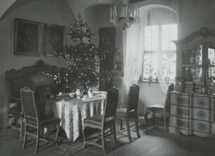 Dresdner Stube, Weihnachten : Dresdner Stube mit bürgerlichen Möbeln der 1. Hälfte des 19. Jh., dem Gedächtnis von Hans Seiffert gewidmet, mit Weihnachtsdekoration
