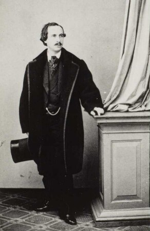 Porträt Friedrich Pohl (1828-1877; Ballettmeister). Albuminabzug auf Karton (Carte-de-visite mit Atelieraufdruck verso)