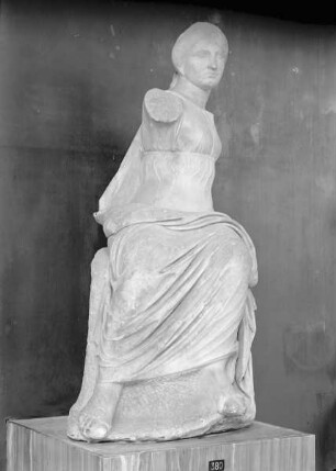 Grabstatue einer Frau aus Rheneia