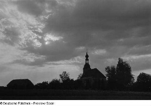 Dorfansicht mit einer Kirche