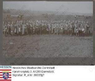 Ostpreußen, Kaisermanöver / Offiziere vom XVII. Armeekorps, darunter Adjutanten (mit Schärpe), Gruppenaufnahme, Ganzfigur / mit dorsaler Bildlegende nach 1945