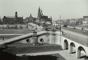 Dresden. Blick vom Narrenhäusel über Elbe und Augustusbrücke gegen die Altstadt mit Ständeaus Schloss und Hofkirche