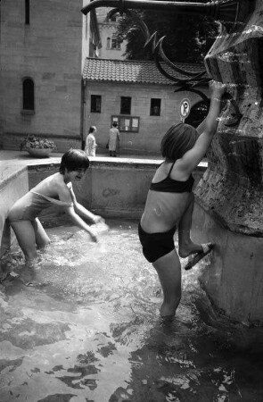 Baden im Indianerbrunnen am Werderplatz