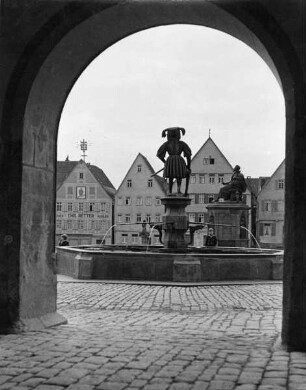 Brunnen mit Standbild Karl V.